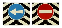 Paar Verkehrszeichen mit schwarz-weiem Streifenmuster. Links blauer Pfeil, rechts rotes Sperrschild.
