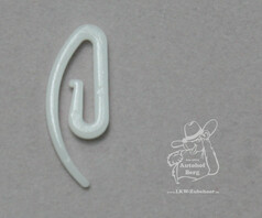 Ein weier, universaler Gardinenhaken aus Kunststoff auf grauem Hintergrund.