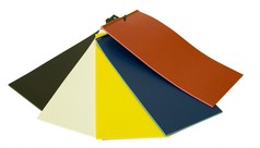 Mehrere Farbmuster fr die PVC-Heckschrze in Schwarz, Beige, Gelb, Blau und Rostrot.