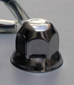 Nahaufnahme einer hochglanzpolierten Radmutterkappe aus rostfreiem Edelstahl fr LKW-Alufelgen.