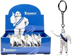 Weie Michelin Mnnchen Schlsselanhnger in blauer Displaybox, einer separat daneben. Mit MICHELIN Schriftzug.