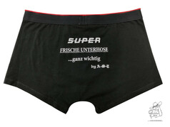 Schwarze AST Boxer Short aus Baumwolle mit rotem Bund und weiem Aufdruck: SUPER FRISCHE UNTERHOSE.