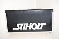 Schwarzer Gummi-Schmutzfnger mit weiem STIHOLT Schriftzug.