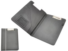 Schwarze Fahrermappe mit Klemmbrett. Geffnet zeigt sie Innenfach und Stifthalter, eine weitere Mappe ist geschlossen abgebildet.