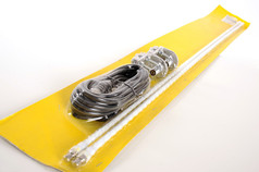 Weies Doppelantennen-Set mit Fiberglasantennen, schwarzem Kabel und Montagezubehr auf gelber Verpackung.