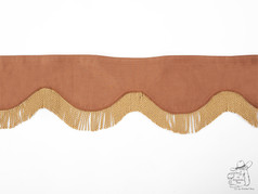 Braune Scheibenbordre im Alcantara-Stil mit goldenen Fransen und Wellenform.