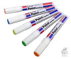 Mehrere weie Pilot Paintmarker mit roten und blauen Streifen und farbigen Kappen.