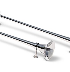 Ein glnzendes Edelstahl-Doppelhorn-Set fr LKW mit Trichtersttzen.