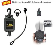 Schwarzer Gearkeeper fr Funkmikrofon mit Befestigungsteilen, einmal einzeln und einmal in Anwendung gezeigt.