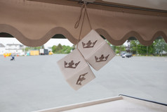 Hngende helle Kunstleder-Wrfel mit Kronen-Stickerei im LKW.