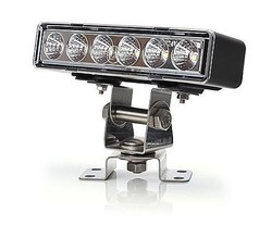 Rechteckiger LED Arbeitsscheinwerfer mit schwarzem Gehuse und klarer Front, auf einem glnzenden Metallhalter.