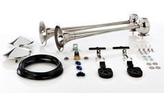 Zwei Lufthrner aus Edelstahl mit passenden Deckeln und Installationskit, inklusive schwarzem Schlauch.