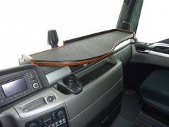 Groe Ablage fr MAN TGX Armaturenbrett mit Holzrand, dunkler Oberflche und Ausschnitt fr Spurassistent.