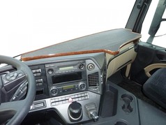 Tisch passend fr Actros MP4/MP5, dunkelgrau mit Holzoptikrand, auf dem Armaturenbrett im LKW-Fahrerhaus.