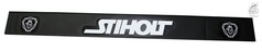 Schwarzer Gummi-Schmutzfnger mit erhabenem, weiem STIHOLT Schriftzug und Scania Logos an den Enden.