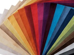 Fcher aus Alkantara Art Wildlederimitat-Stoffmustern in zahlreichen Farben, von hellen bis dunklen Tnen.