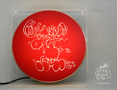 Beleuchtetes LKW-Schild aus Plexiglas mit rotem, rundem Einsatz. Weies Running Elch Motiv und Schriftzug 