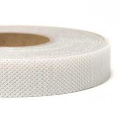 Rolle weies, selbstklebendes Klettband (Haftband) auf braunem Kern.