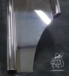 Glnzendes Scheibengitter aus Metall mit gebogenen Kanten, montiert an polierten Haltegriffen fr Actros MP 4.