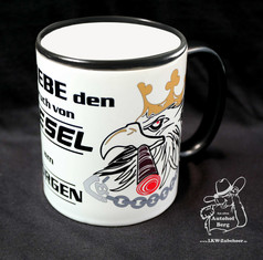 Weie Tasse mit schwarzem Rand und Henkel. Bedruckt mit einem gekrnten Adler, Zigarre und dem Schriftzug "DIESEL".