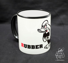 Weie Tasse mit schwarzem Henkel und Rand, bedruckt mit einer schwarzen Rubberduck-Ente und dem Schriftzug "RUBBER".