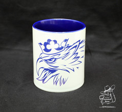 Weie Tasse mit blauem Innenbereich und blauem Druck eines gekrnten Adlers.