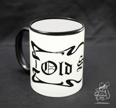 Weie Tasse "Old Skool" mit schwarzem Henkel und Rand, bedruckt mit dem schwarzen "Old Skool" Schriftzug.