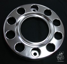 Glnzendes Wheel Cover aus Edelstahl mit runden Aussparungen auf schwarzem Grund.