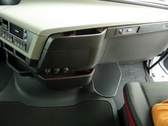 Blick in die Kabine eines Volvo FH LKW, zeigt den Einbauort fr den Kaffeetisch vor dem Armaturenbrett.