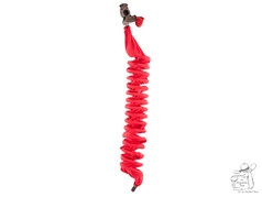 Roter, spiralfrmiger berzug fr Luftschlauch aus leicht glnzendem Textil auf weiem Hintergrund.