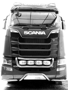 Frontansicht eines Scania LKW mit tiefer Stostange und chromfarbenem Numberplate Rohr mit LED-Leuchten.