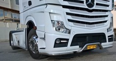 Glnzende Chrom-Eckrohre an der Front und Seite eines weien Mercedes-Benz Actros LKWs.