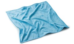 Ein hellblaues Mikrofaser Stretch Light Tuch mit vernhtem Kantenschutz auf weiem Grund.