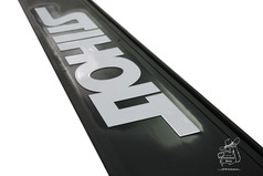 Schwarzer STIHOLT Schmutzfnger aus Gummi mit erhabener weier Schrift.