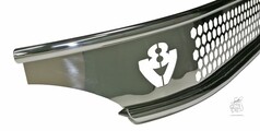 Glnzendes Scheibengitter aus Metall mit Scania V8 Logo und Wabenmuster.