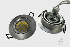 Zwei silberne Innenraumleuchten. Eine mit gelben LEDs, die andere mit klarer Glhbirne.