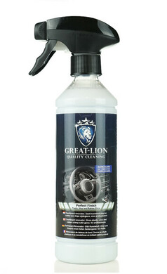 Great Lion Cockpitreiniger in weier Sprhflasche mit schwarzem Sprhkopf und dunkelblauem Etikett.