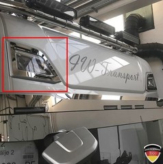 Spiegelpolierte Edelstahl-Blende fr Zusatzscheinwerfer am Scania LKW.