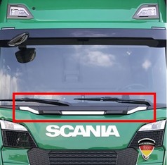 Spiegelpolierte 3-teilige Edelstahl-Zierleiste unter der Windschutzscheibe eines Scania LKW.