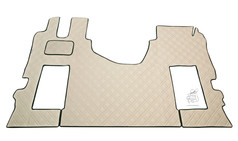 Cremefarbenes, einteiliges Bodenset fr LKW mit gestepptem Rautenmuster und dunkler Umkettelung aus weichem Material.