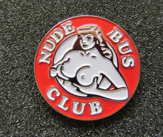 Runder roter Pin mit weier, freizgiger Frauenfigur und dem Text "NUDE BUS CLUB".