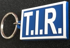 Scandi T.I.R. Schlsselanhnger in Blau mit weiem Rand, erhabenem T.I.R. Schriftzug und Metallring.