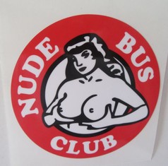 Runder roter Aufkleber mit weier Pin-up-Frau und dem Text "NUDE BUS CLUB".