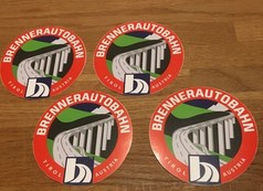 Runde Brenner Autobahn Aufkleber mit rotem Rand, zeigen eine Autobahnbrcke in den Bergen.