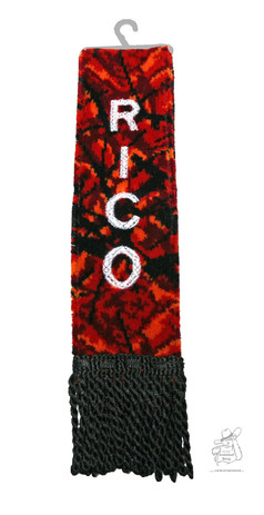 Roter Plsch-Minischal mit schwarzem Muster, wei gesticktem Namen 