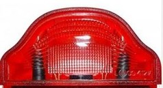 Rote, transparente Lichtscheibe fr Kennzeichenleuchte Proplast mit geriffelter Oberflche und schwarzen Befestigungspunkten.