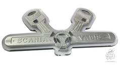 Silbernes Schild mit Kolben-Design, Scania Vabis Schriftzug und Greif-Emblem auf weiem, beleuchtbarem Untergrund.