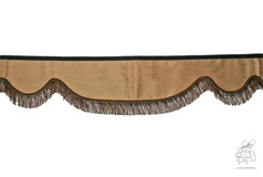 Beige Scheibenbordre aus Wildlederimitat mit gewelltem Rand und dunklen Fransen.