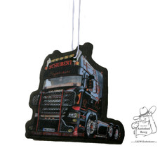 Lufterfrischer in LKW-Form, bedruckt mit einem detaillierten schwarzen Scania-LKW und roten Akzenten, mit weier Schnur.