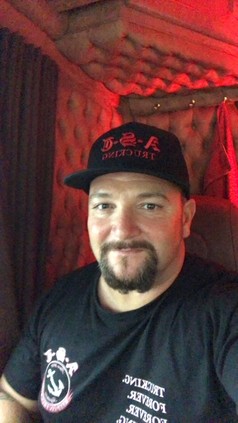 Mann trgt schwarze Flexfit Cap mit rotem D-S-A TRUCKING Logo.